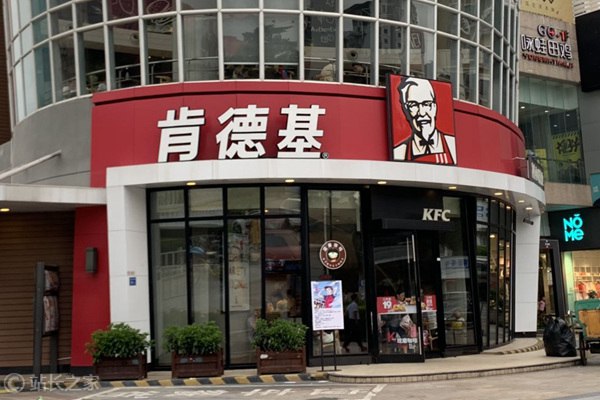 肯德基联手阿里千问大模型上线AI点餐助手“小K”，支持全流程语音闭环近日，肯德基正式宣布在旗下App及部分合作车机系统上线AI点餐智能体“小K”