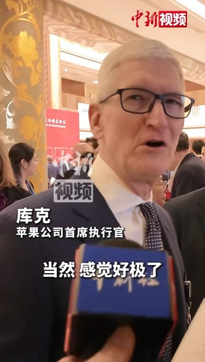库克2025年首次访华 受访时大赞DeepSeek今年1月27日，Deepseek应用登顶苹果中国地区和美国地区应用商店免费App下载排行榜，在美区下载榜上超越ChatGPT，这个中国AI新秀在AI圈内引起轩然大波