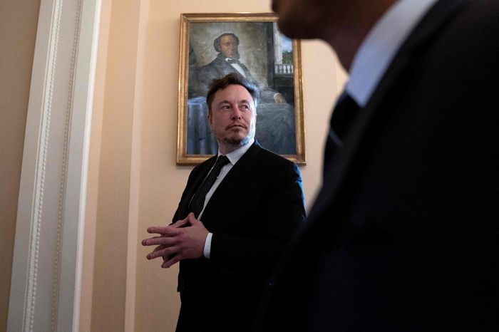 🤖马斯克的政治转变：从冷落拜登到支持特朗普埃隆·马斯克的政治演变经历了急剧转变，从民主党人转变为唐纳德·特朗普的支持者