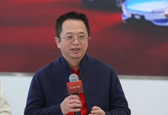 周鸿祎：今年DeepSeek写的文章能超过90%的人周鸿祎称，原来也不太相信AI能取代程序员，也觉得AI取代不了写稿的能力，但是DeepSeek最近能力提升之大，包括其对全球AI水平促进之快，让他相信今年DeepSeek写的文章能超过90%的人，AI编程序大概能够取代80%的面向前端的初中级工程师