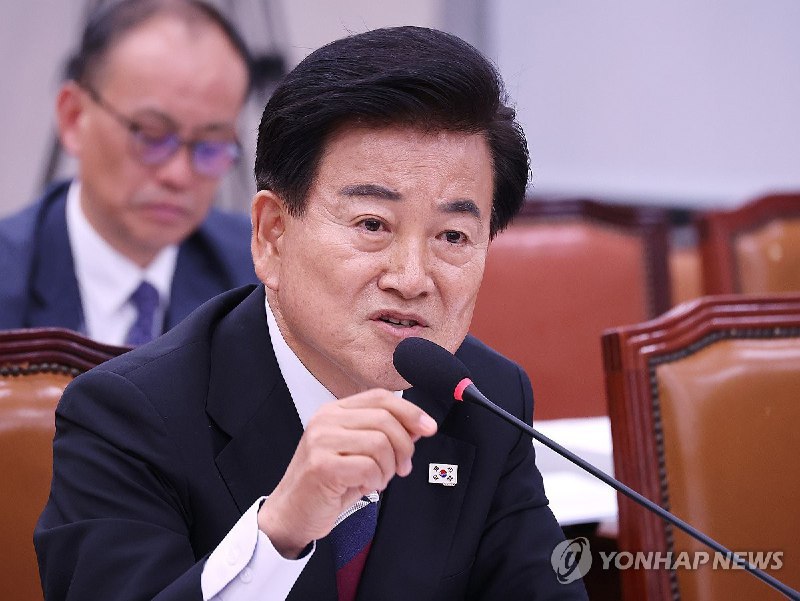 🇰🇵 朝鲜三家半导体工厂运转，或自行生产手机韩国统一部长官被提名人郑东泳在国会人事听证会上透露，根据统一部报告，朝鲜目前有三家半导体工厂正在运转，分别位于平壤、平城和元山