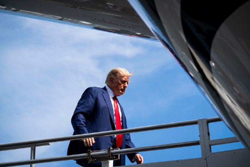 美媒：科技巨头随时准备“背叛”特朗普 奥特曼已迈出第一步OpenAI创始人奥特曼曾竭力向白宫示好，不仅出席特朗普的就职典礼，更在次日与总统、甲骨文CEO拉里·埃里森、软银孙正义共同高调宣布