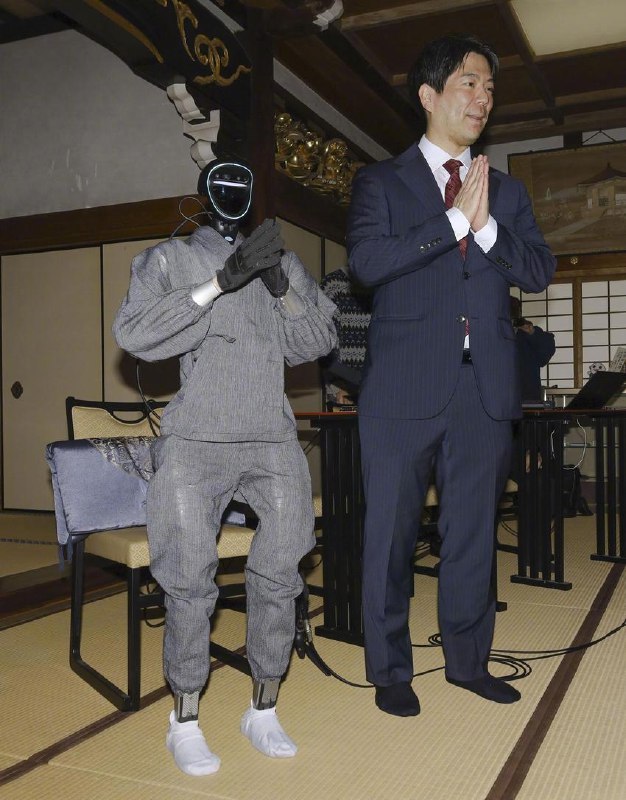 宇树机器人在日本当上赛博高僧有的机器人在舞台上展示中国功夫，有的机器人已经远渡重洋成为高僧开始赛博讲经！近日，日本京都大学“人与社会未来研究院”熊谷诚慈教授团队正式发布佛机器人Plus，其以中国宇树科技G1人形机器人为硬件基础，搭载AI系统实现佛教对话与仪式动作，成为全球首款具备完整佛教仪轨能力的“赛博高僧”