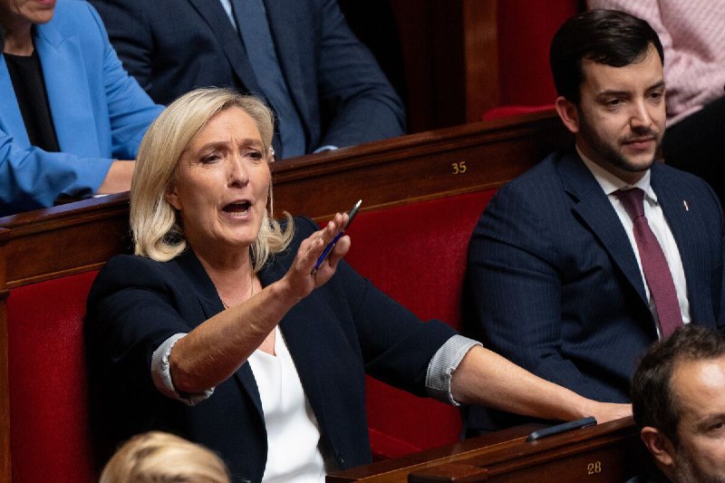 ⚖️ 法国极右翼抗议司法判决，勒庞因贪污罪被禁止参选五年法国极右翼政党“国民联盟”计划在巴黎举行示威，抗议其领导人玛丽娜·勒庞因贪污罪被判有罪，并被处以立即生效的、为期五年的禁止竞选公职的处罚