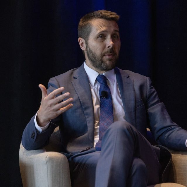 🤖马斯克的政治转变：从冷落拜登到支持特朗普埃隆·马斯克的政治演变经历了急剧转变，从民主党人转变为唐纳德·特朗普的支持者