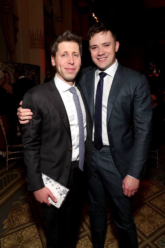 OpenAI首席执行官Sam Altman与他的伴侣Oliver Mulherin在海边举行了婚礼Sam Altman，38岁，在周四社交媒体上开始流传婚礼照片后，通过短信向NBC新闻确认了这一消息