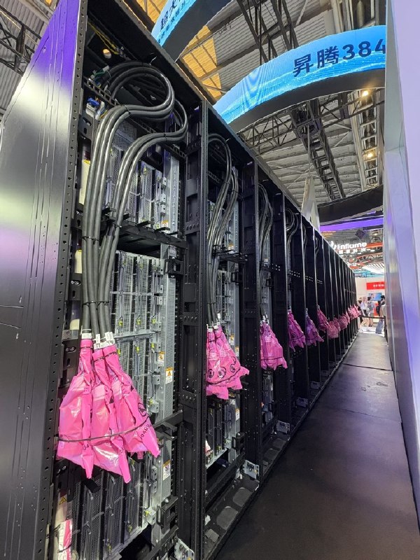 华为在WAIC现场展示昇腾384颗自研芯AI方案正在举行的2025世界人工智能大会（WAIC）上，华为首次线下展出昇腾384超节点（Atlas 900 A3 SuperPoD）