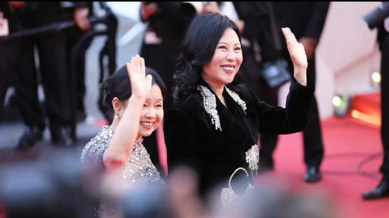 “50岁自驾游阿姨”回应走戛纳红毯：希望越来越多的普通人被看见面对镜头，苏敏难掩激动：“第一次出国，站在这里就像做梦一样