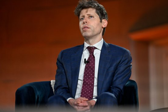 OpenAI首席执行官：今年不会上市 不能冒哪怕10%杀死所有人的风险OpenAI首席执行官Sam Altman在接受采访时表示，这家人工智能公司专注于解决围绕AI技术的安全担忧，今年不会上市