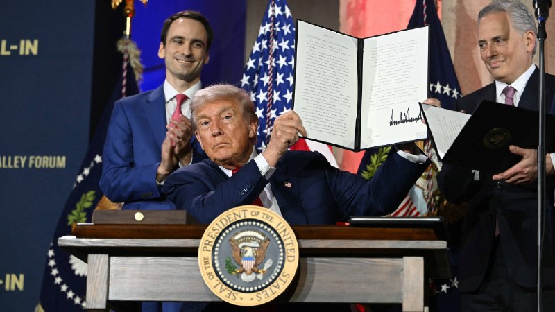 🤖 特朗普公布“AI行动计划”：聚焦加速发展、数据中心建设及“觉醒AI”禁令特朗普政府于2025年7月24日公布了长达28页的“赢得AI竞赛：美国AI行动计划”，旨在加速美国AI发展，超越其他国家