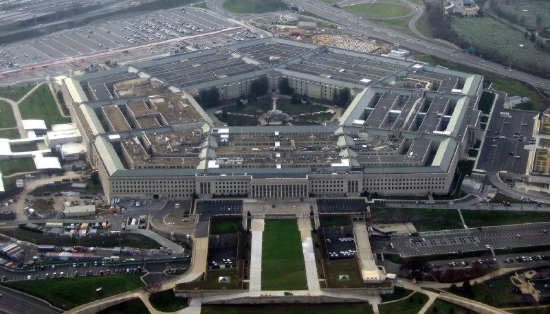 美国防部在AI安全保障争端中威胁切断与Anthropic合作据美国政府一位高级官员透露，五角大楼正在考虑终止与人工智能公司 Anthropic 的合作关系，原因是该公司坚持对军方如何使用其模型设定一些限制