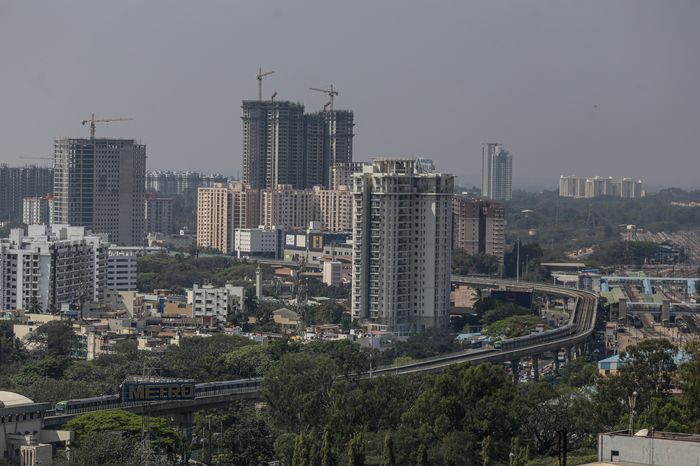 🤖人工智能威胁印度外包中心印度价值 2500 亿美元的外包产业正面临着人工智能带来的重大颠覆，有可能导致数百万个工作岗位流失