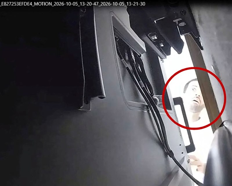 美FBI考虑对OpenAI窃听案员工追加经济间谍指控据《华尔街日报》报道，美国一名执法官员表示，美国联邦调查局(FBI)正在考虑对前OpenAI工程师阿卜杜勒拉赫曼·阿尔福赞(Abdulrahman Alfozan)追加一项经济间谍指控