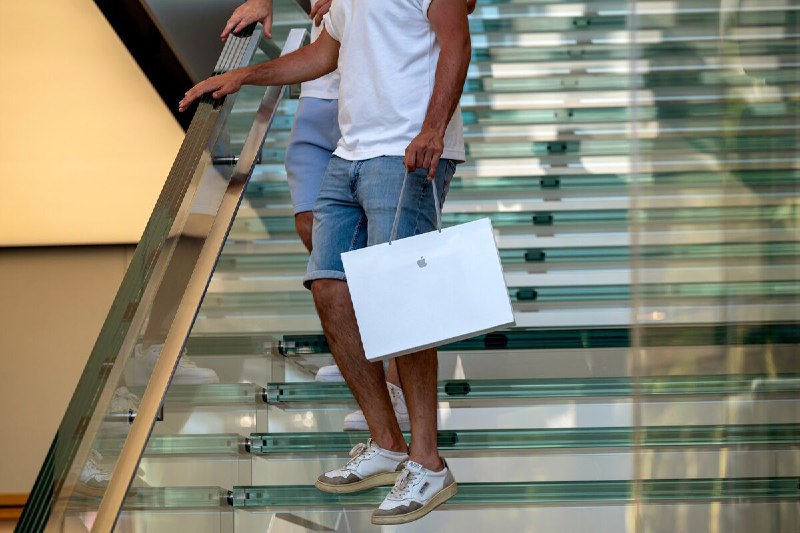 📱 苹果股价在 iPhone 发布前夕飙升，人工智能热潮推动，但面临历史挑战苹果公司股价正在经历大幅上涨，自 4 月以来股价上涨了 39%，市值增加了 9000 亿美元，这得益于人们对 9 月 20 日即将发布的 iPhone 的期待