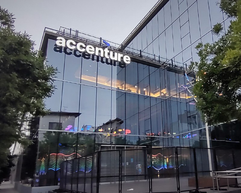 埃森哲与OpenAI达成合作 为数千名员工配备ChatGPT咨询公司埃森哲（Accenture，股票代码：ACN）宣布将与 OpenAI 建立合作，为其数万名 IT 专业人员配备 ChatGPT 企业版（ChatGPT Enterprise），以把握人工智能（AI）服务日益增长的市场需求