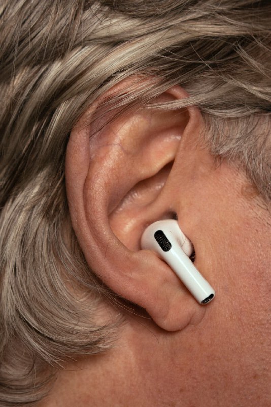 📱 翻译软件跨越语言鸿沟：康州夫妇靠 AI 维系幸福婚姻现居美国康涅狄格州的 62 岁男子 David Duda 与 57 岁华裔女子梁红（Hong Liang）已结婚三年，尽管两人分别仅通晓英语和普通话，但凭借微软翻译（Microsoft Translator）等技术实现了深度交流