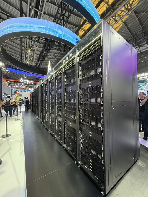 华为在WAIC现场展示昇腾384颗自研芯AI方案正在举行的2025世界人工智能大会（WAIC）上，华为首次线下展出昇腾384超节点（Atlas 900 A3 SuperPoD）