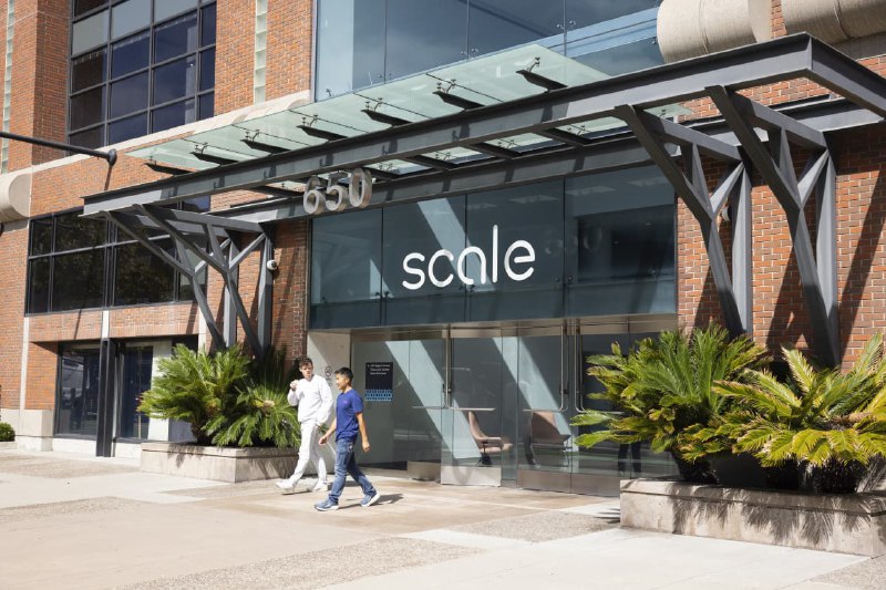 🤖 Meta豪赌“超级智能”：重组AI部门，招揽人才对抗OpenAI* 战略调整： Meta正筹备成立新的人工智能研究实验室，目标是开发超越人脑能力的“超级智能”系统，以保持在人工智能领域的竞争力