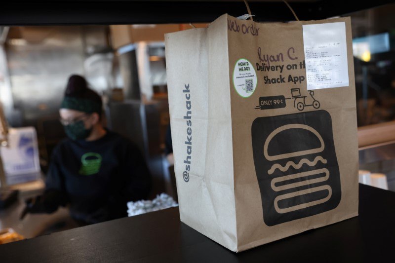 🤖 Shake Shack 与 Serve Robotics 合作，在洛杉矶推出自动送餐服务Shake Shack 和 Serve Robotics 联手，将在洛杉矶的特定地点通过自动人行道机器人送餐