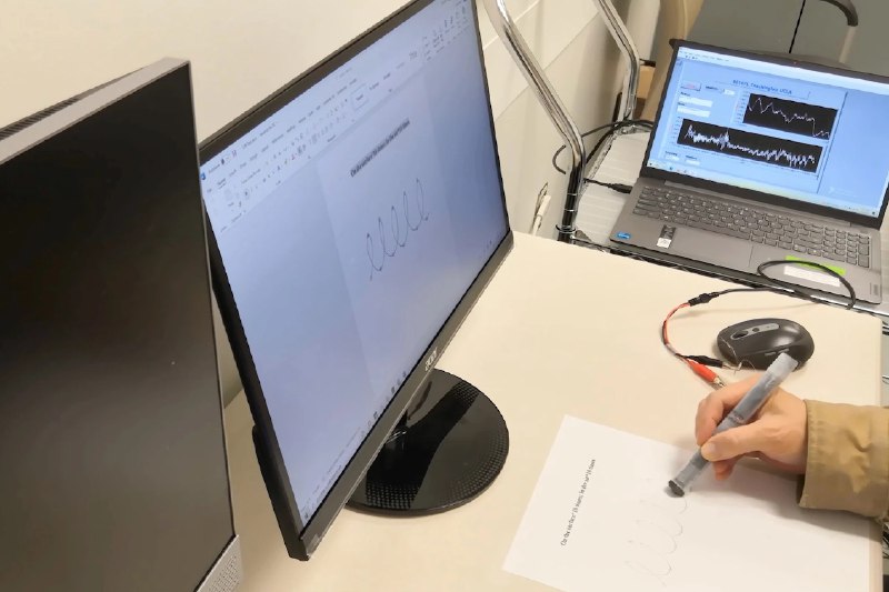 这种特殊设计的磁笔可检测出早期帕金森病我们已经见过一种能帮助帕金森病患者清晰书写的笔，但这支笔略有不同