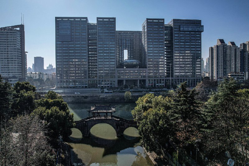 🚀 中国AI发展愿景：在严格监管与全球竞争中寻求平衡中国领导人习近平近期将人工智能比作蒸汽机和互联网级别的技术革命，强调其对经济增长的驱动作用，但同时警告必须防止技术“失控”