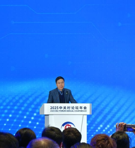 朱松纯：我们被美国的AI叙事带偏了 盲目跟随难以创新他表示，我们被美国的AI叙事带偏了，认为AI就是大数据、大算力、大模型