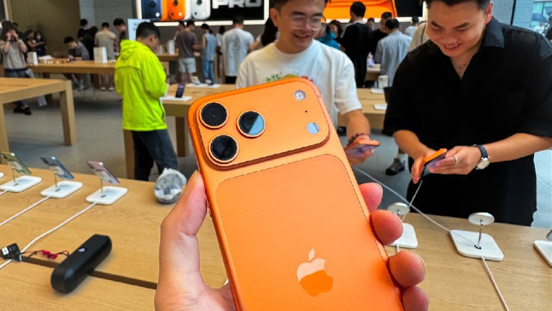 🍊 “爱马仕橙”iPhone 17 助力苹果中国市场业绩强劲反弹苹果公司在中国市场的销售额在经历约三年的下滑后实现强劲反弹