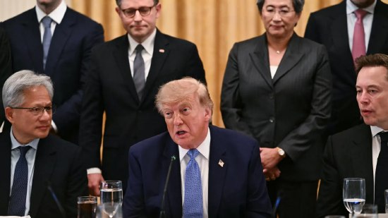 特朗普称喜欢Anthropic首席执行官 或预示关系有所缓和美国总统特朗普表示，在最近一次共进晚餐后，他喜欢Anthropic首席执行官Dario Amodei，这一表态暗示白宫与这家被国防部列为供应链风险的人工智能公司关系可能缓和