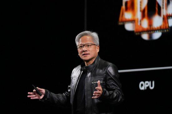 黄仁勋：英伟达进步这么快 对手都该放弃了黄仁勋在分析师会议上放出豪言，面对大客户自研AI芯片的挑战，他丝毫不感到威胁