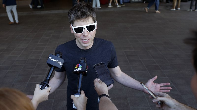 🚀 前 OpenAI 员工揭秘：公司高度保密，痴迷“氛围”一位前 OpenAI 员工 Calvin French-Owen 在离职后分享了他在这家人工智能公司的经历，描述了一个高压、保密且极度关注社交媒体“氛围”的工作环境