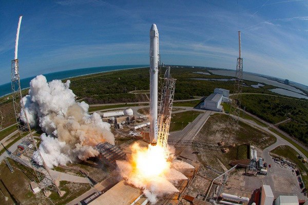 SpaceX 拟以600亿美元收购 AI 编程平台 Cursor，或支付100亿美元高额合作费在 SpaceX 即将进行历史性首次公开募股（IPO）的关键时刻，埃隆·马斯克旗下的这家航天巨头周二晚间宣布了一项极具震撼力的资本计划:SpaceX 已获得在今年晚些时候以600亿美元收购自动化编程平台 Cursor 的权利