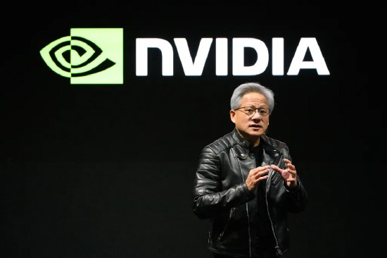 英伟达黄仁勋称市场错看DeepSeek 此类模型需要更多算力支持黄仁勋周三在GTC大会上对投资者表示，“外界对R1的理解完全不对，其实这种模型对算力的需求要高得多”