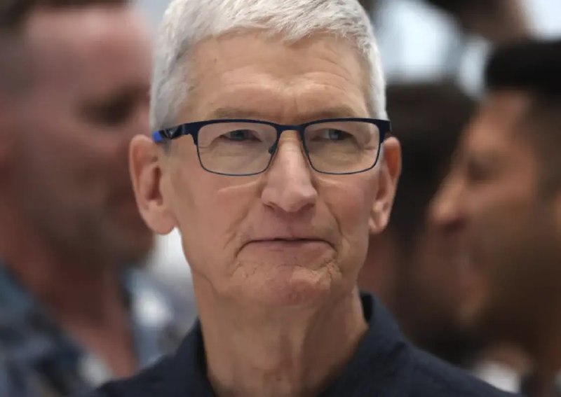 🍎 苹果面临多重挑战：特朗普施压、监管审查及AI竞争苹果公司及其CEO库克正面临来自多方的压力：* 特朗普政府施压： 特朗普要求苹果在美国本土生产iPhone，否则将面临25%的关税威胁，可能导致iPhone售价超过3000美元