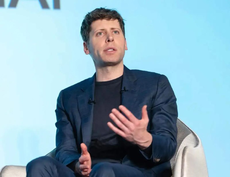 OpenAI首席执行官与微软CEO通话 讨论未来合作关系OpenAI首席执行官萨姆·奥特曼周二在一次播客采访中表示，他周一与微软首席执行官萨蒂亚·纳德拉通了电话，讨论了他们未来的合作伙伴关系