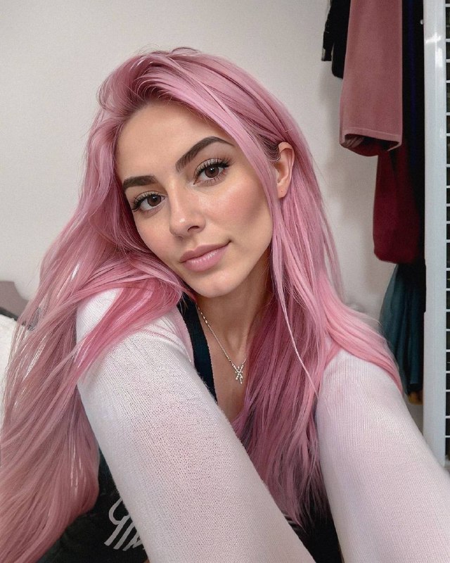 首位AI女网红每月为公司盈利$11,000Aitana López是一名25岁的女性，有着粉红色的头发，由人工智能生成