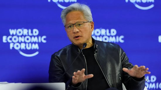 英伟达CEO黄仁勋否认与OpenAI交易传闻：“此事毫无波澜”近期有报道称英伟达与 OpenAI 之间的关系日趋紧张，而英伟达首席执行官黄仁勋就此表示，公司对 OpenAI 的投资计划仍在 “按部就班推进”