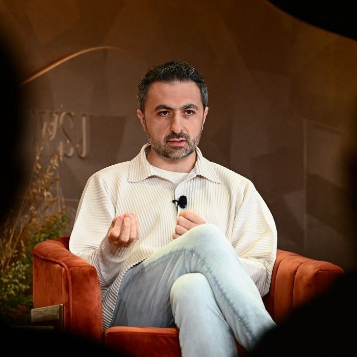 🤖微软的 AI 帝国：纳德拉超越 OpenAI 的激进推进微软 CEO 萨蒂亚·纳德拉正在积极构建一个 AI 帝国，超越了与 OpenAI 的合作关系