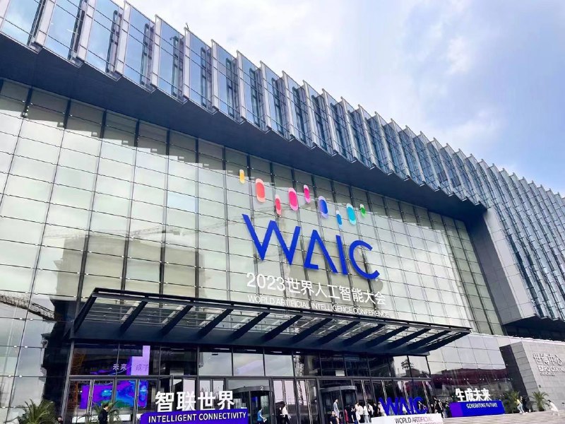 MidJourney 创始人：MidJourney 名字源于庄子，对应中文“中道”在 2023 世界人工智能大会上，MidJourney 创始人大卫・霍尔茨分享称，他最喜欢阅读两类书，一个是科幻文学，另一个是中国古典文学，MidJourney 名字的来源就是庄子，庄周梦蝶，对应中文的“中道”