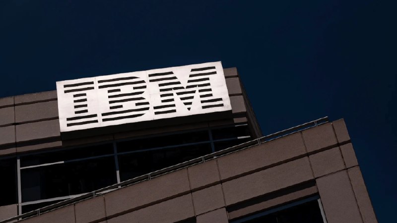 AI冲击蓝巨人 IBM股价暴跌13%创25年来最差表现2月24日，据彭博社报道，“蓝色巨人”IBM股价周一创下逾25年来的最大单日跌幅
