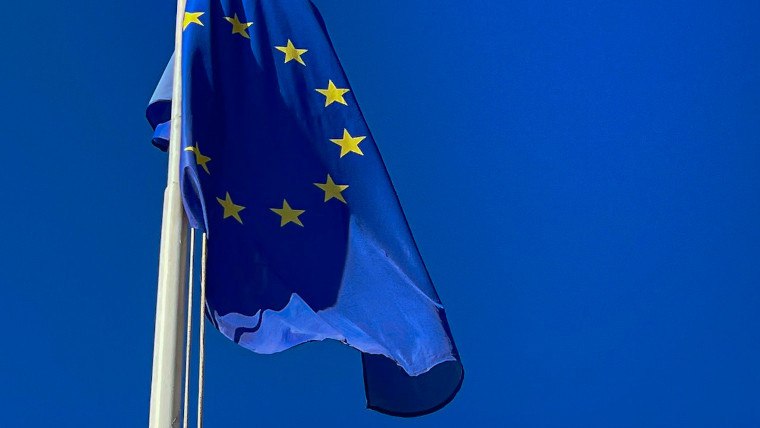 欧盟表示将继续按计划推出人工智能立法据路透社报道，欧盟周五表示，将坚持实施具有里程碑意义的人工智能立法的时间表，以回应一百多家科技公司为推迟欧盟人工智能规则而做出的联合努力