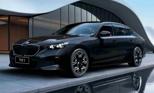 宝马5系将于三季度起接入DeepSeek深度思考能力在外观设计上，宝马5系进行了多项突破性改进