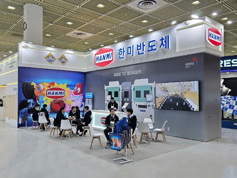 韩美半导体推出新型宽幅热压键合设备 为HBM5与HBM6铺平道路本周，随着“Semicon Korea 2026”半导体展览会于 2 月 11 日在韩国盛大开幕，业内目光纷纷聚焦于韓美半導體（Hanmi Semiconductor）即将揭晓的尖端存储制造设备