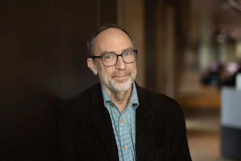 维基百科创始人回应AI竞争：马斯克的Grokipedia只是“拙劣模仿”2月21日，据彭博社报道，维基百科创始人吉米·威尔士(Jimmy Wales)表示，他并不担心AI生成内容对维基百科构成的威胁，包括埃隆·马斯克(Elon Musk)的AI百科Grokipedia，因为这类信息往往容易出错