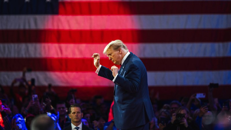 🤖 特朗普拥抱 AI 写演讲稿，开玩笑说要解雇演讲稿撰写人前总统唐纳德·特朗普透露他使用 AI 重写了一篇演讲稿，并赞扬了 AI 的速度和质量