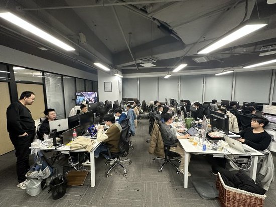 🤖 中国高校全面拥抱AI教育，与西方大学形成鲜明对比《麻省理工科技评论》近日撰文指出，与西方大学仍在纠结学生使用AI的作弊问题不同，中国顶尖高校正全面推进AI在教育实践中的应用