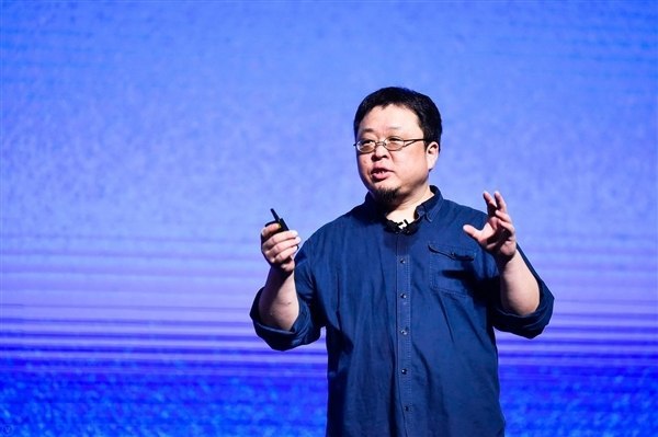 相关人士回应罗永浩创业做手机：先做AIOS 接着做AI手机此前，罗永浩的细红线公司推出过一款软件产品J1 Assistant，这是一款聚合式AI助手，该团队围绕语音输入设计了一系列功能，比如将语音内容发送至ChatGPT、谷歌搜索等不同服务模块来完成相关任务，以及根据用户的语音指令，提供个性化的回答、提醒和任务管理
