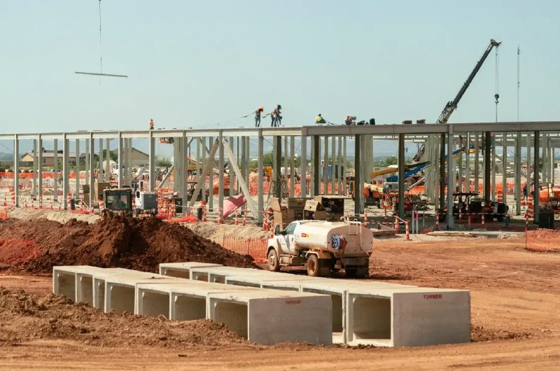 OpenAI找美政府帮忙要求降低AI数据中心成本11月8日，据彭博社报道，OpenAI已要求特朗普政府调整《芯片法案》中的税收抵免政策，以协助降低AI基础设施的建设成本
