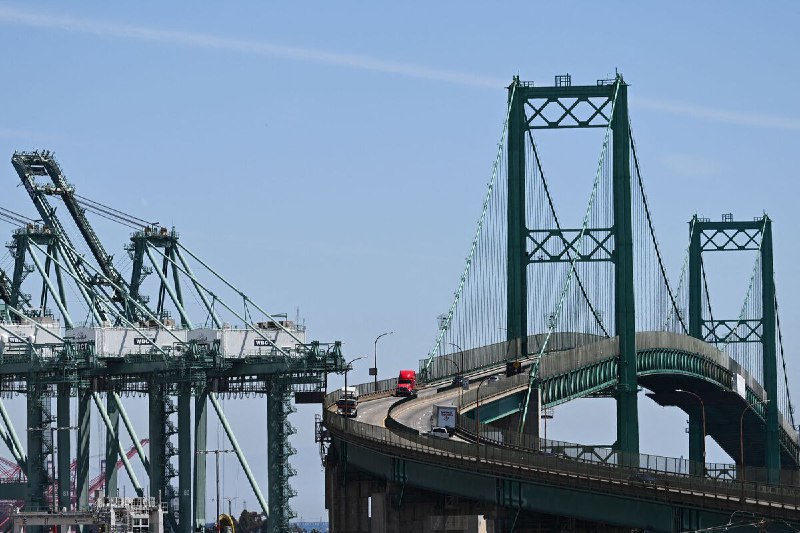 💰经济学家：特朗普进口税上调或抵消所得税减免效果经济学家普遍认为，特朗普政府正在推行的税收政策包含两方面：延长2017年所得税减免，并增加新的优惠，这将刺激投资和消费，促进美国经济增长