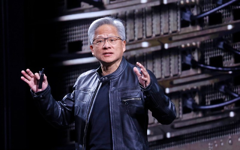 ↩️🖼 英伟达黄仁勋：AI 无需新监管，安全交给我们在花🎗️科技圈:特朗普反对 AI 放缓，怒斥 Anthropic 创始人 Dario Amodei 美国总统特朗普 9 月 14 日于社交平台上怒斥 Anthropic 首席执行官 Dario Amodei，反对其放缓前沿 AI 开发的主张，称他“假装自己是一个完美的小天使”