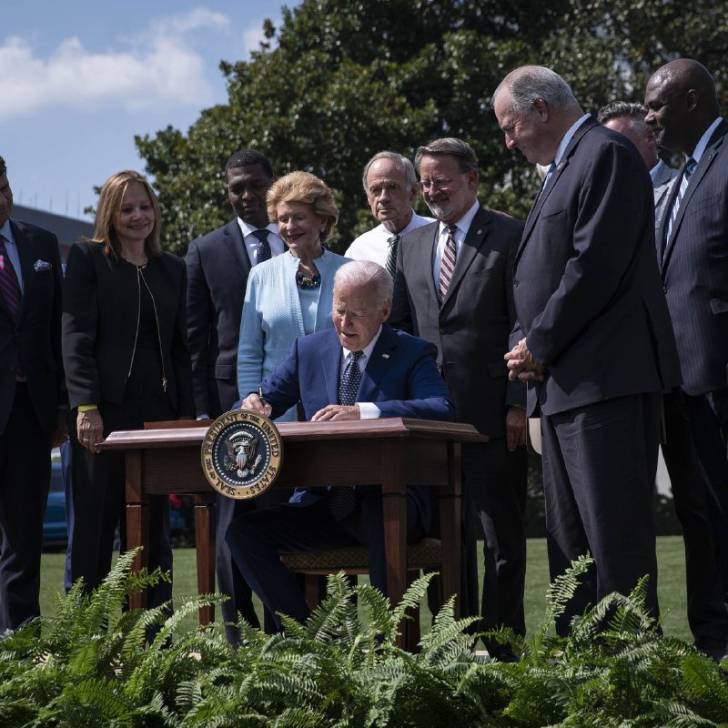 🤖马斯克的政治转变：从冷落拜登到支持特朗普埃隆·马斯克的政治演变经历了急剧转变，从民主党人转变为唐纳德·特朗普的支持者